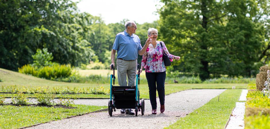 Does walking 30 minutes a day help seniors lose weight?